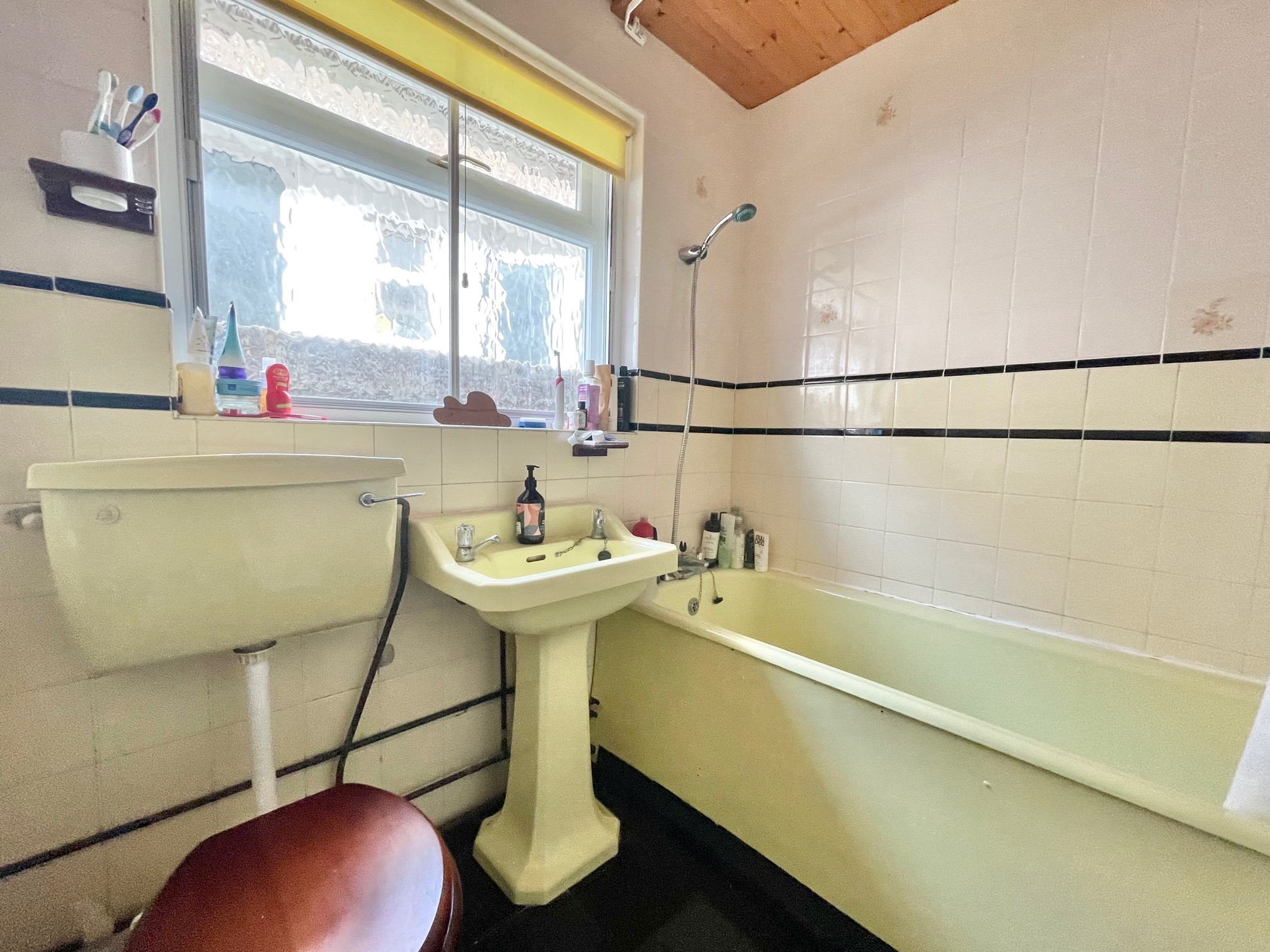 Chichester Drive West, Saltdean, Brighton, BN2 8SF Carruthers & Luck